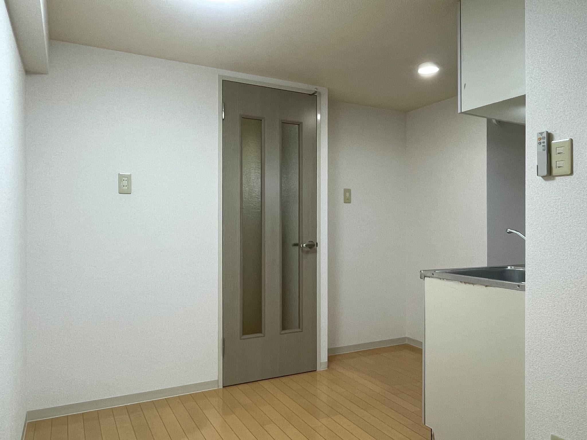 板橋区坂下の賃貸物件/上階：キッチンの横に小さなダイニングテーブルであれば置けそうです