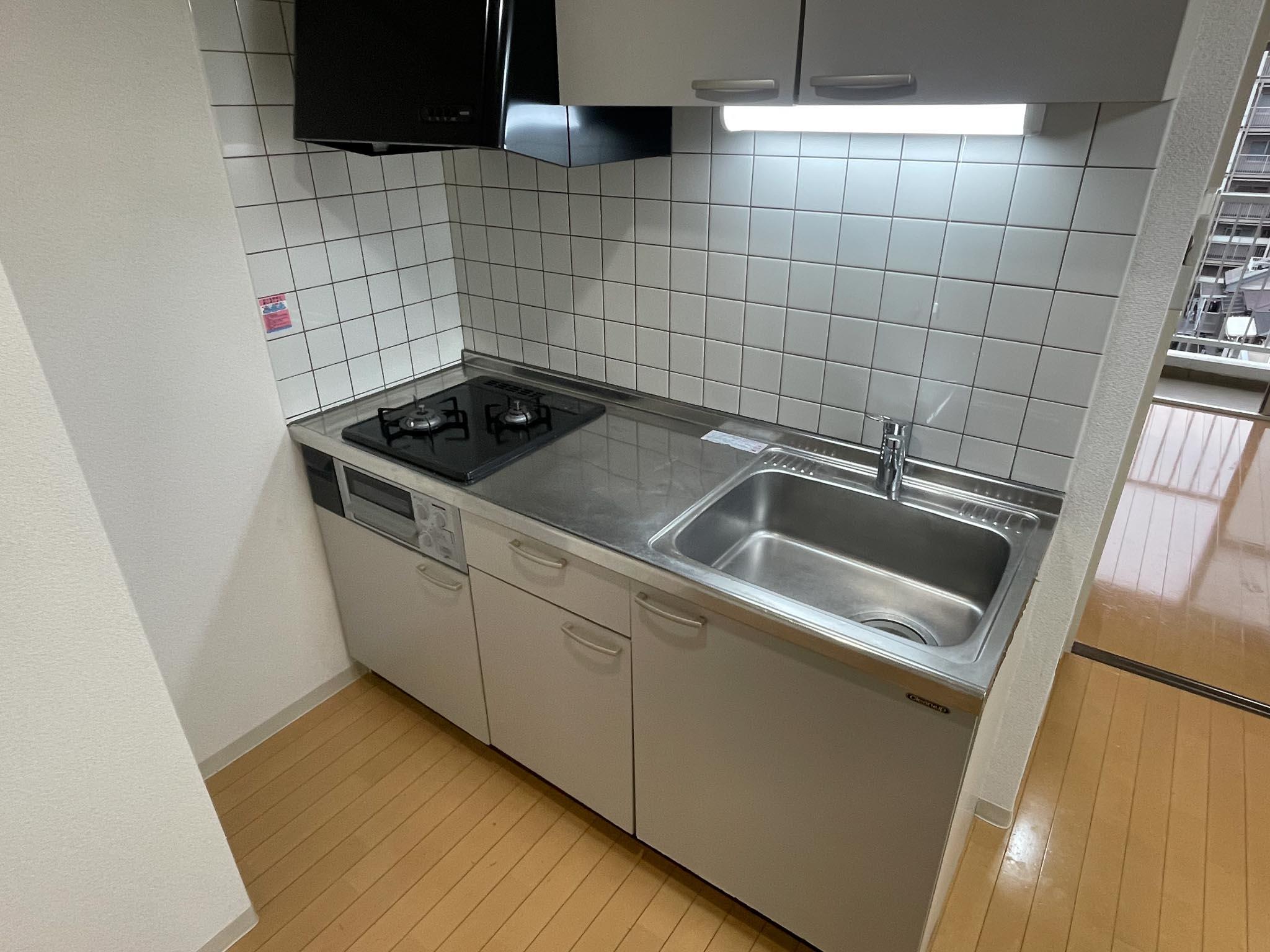 板橋区坂下の賃貸物件/上階：2口ガスコンロにグリル付きのキッチン。シンプルで清潔感アリ