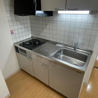 板橋区坂下の賃貸物件/上階：2口ガスコンロにグリル付きのキッチン。シンプルで清潔感アリ