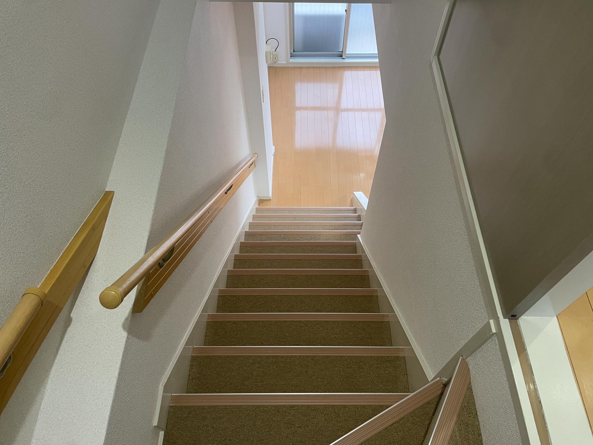 板橋区坂下の賃貸物件/下階へ行ってみます。階段は特に急ということもなく、幅もあります