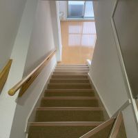 板橋区坂下の賃貸物件/下階へ行ってみます。階段は特に急ということもなく、幅もあります