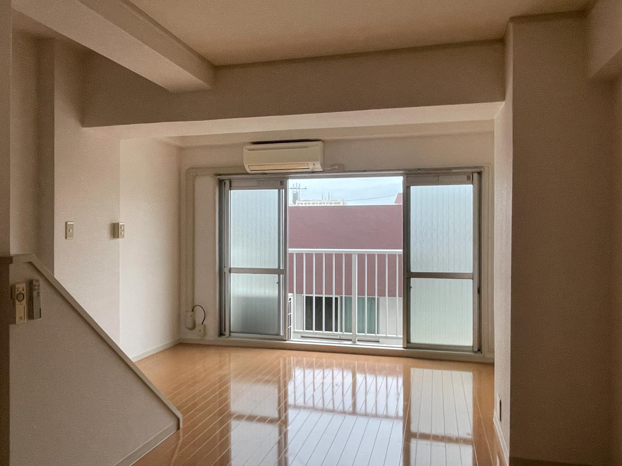 板橋区坂下の賃貸物件/下階：8畳の洋室。窓は東向きで、床はツヤツヤ