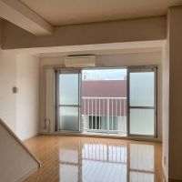 板橋区坂下の賃貸物件/下階：8畳の洋室。窓は東向きで、床はツヤツヤ