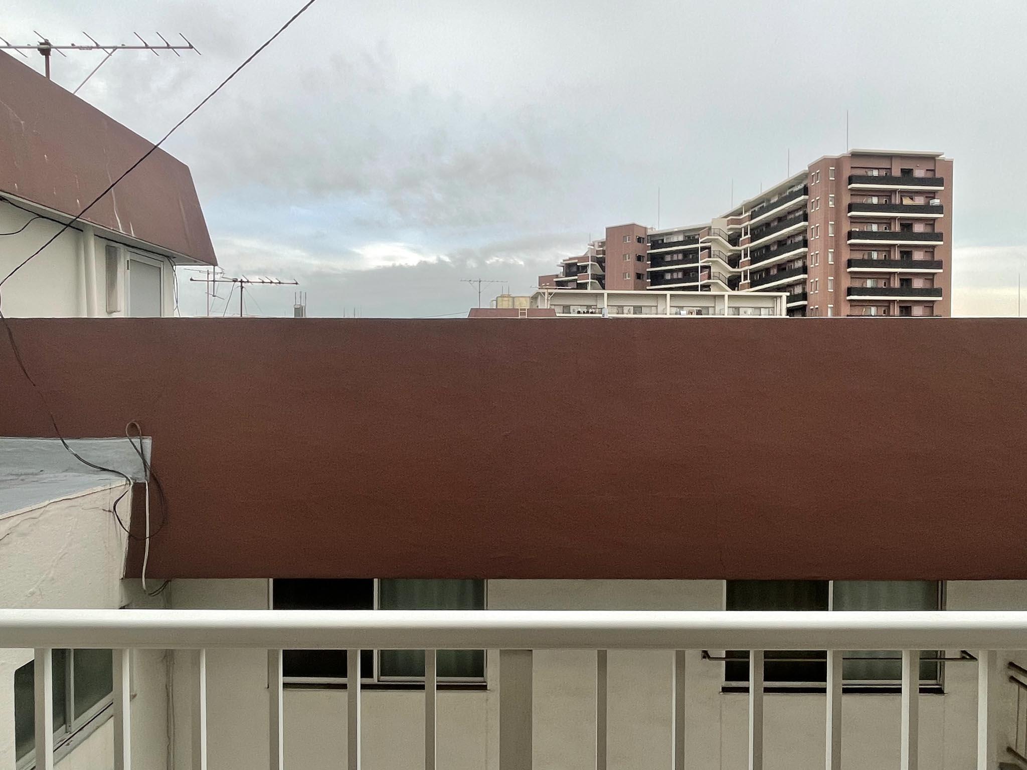 板橋区坂下の賃貸物件/下階：景色はこんな感じ。隣のマンションの頭がすぐ近くに。でも、空は見えます