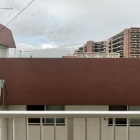 板橋区坂下の賃貸物件/下階：景色はこんな感じ。隣のマンションの頭がすぐ近くに。でも、空は見えます