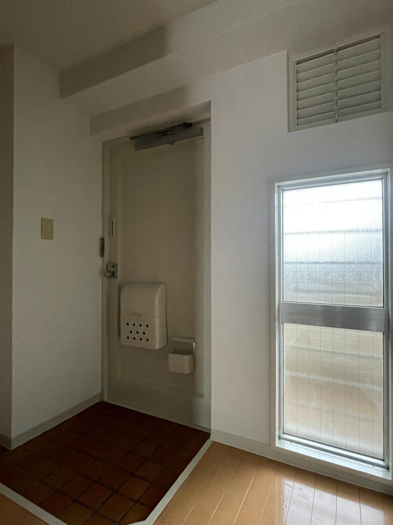 板橋区坂下の賃貸物件/玄関。ドアの向かいに十分なシューズボックスがあります