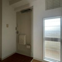 板橋区坂下の賃貸物件/玄関。ドアの向かいに十分なシューズボックスがあります