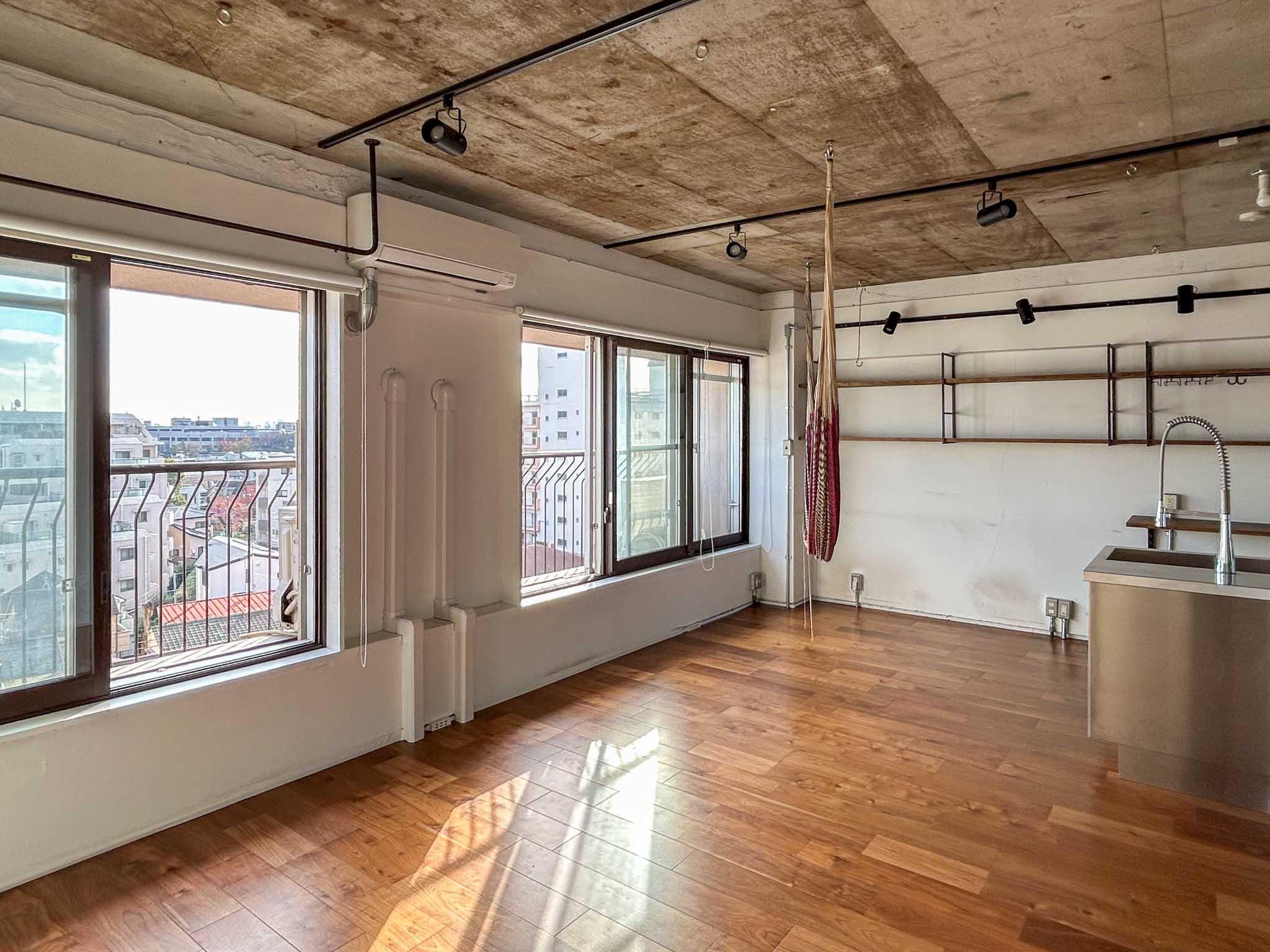 渋谷区幡ヶ谷の賃貸物件/陽当たりが良く、ひらけた景色が楽しめるリビング