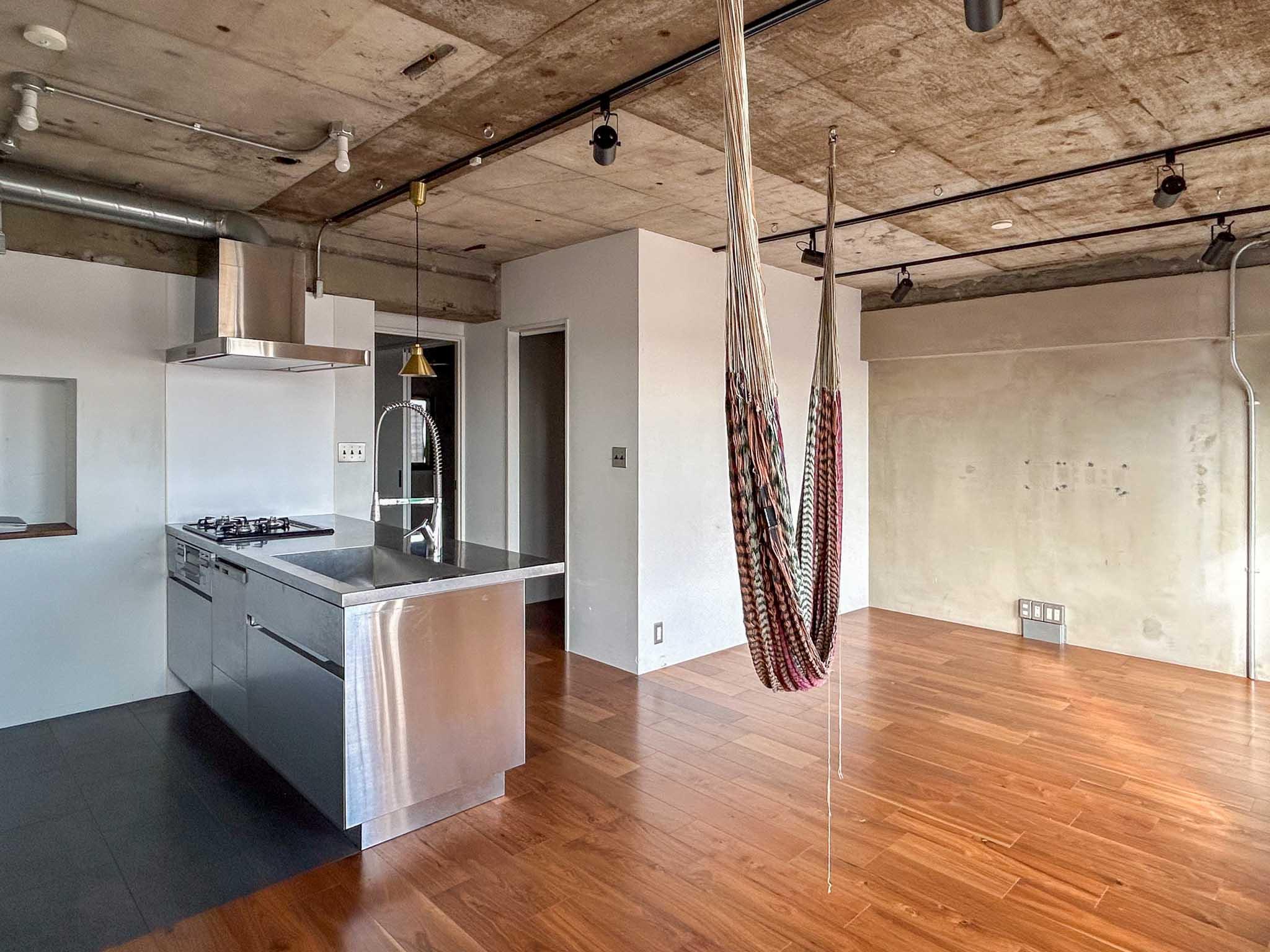 渋谷区幡ヶ谷の賃貸物件/天井を抜いて、武骨な雰囲気にリノベーションされた室内