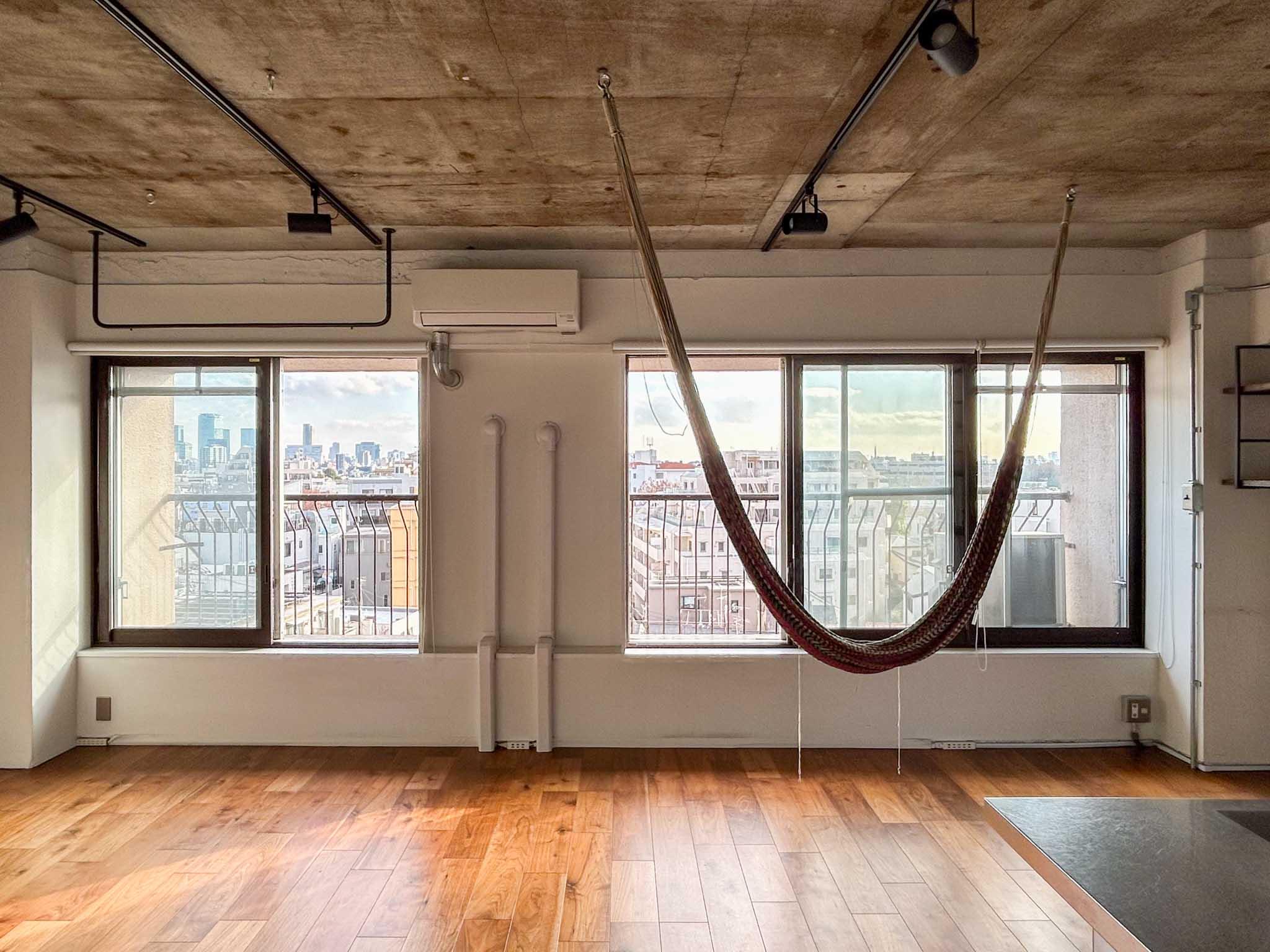 渋谷区幡ヶ谷の賃貸物件/南側をみる。ベランダがないため、窓際に物干し用のハンガーパイプが設置されています