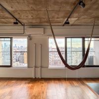 渋谷区幡ヶ谷の賃貸物件/南側をみる。ベランダがないため、窓際に物干し用のハンガーパイプが設置されています