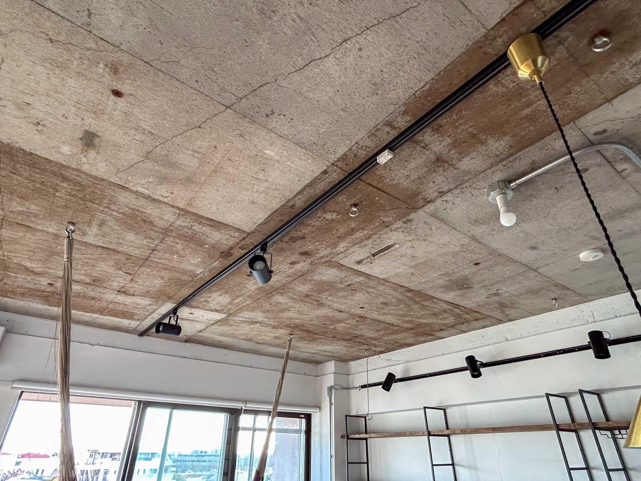 渋谷区幡ヶ谷の賃貸物件/コンクリートむき出しの天井に設置された、ライティングレール