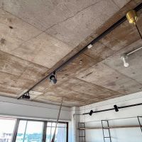 渋谷区幡ヶ谷の賃貸物件/コンクリートむき出しの天井に設置された、ライティングレール