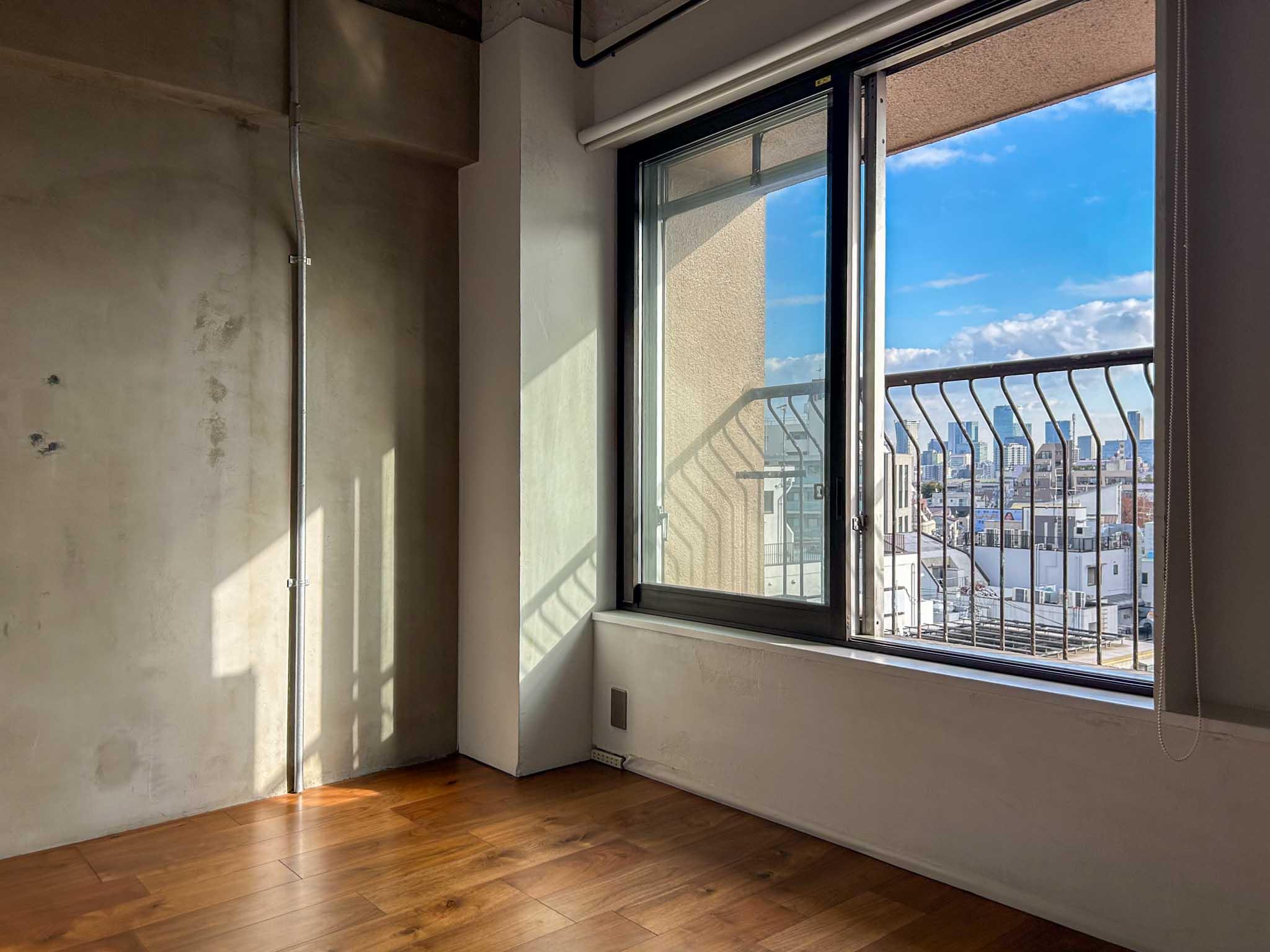 渋谷区幡ヶ谷の賃貸物件/光が差し込む窓際。リビング東面の壁はモルタル仕上げ