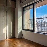 渋谷区幡ヶ谷の賃貸物件/光が差し込む窓際。リビング東面の壁はモルタル仕上げ