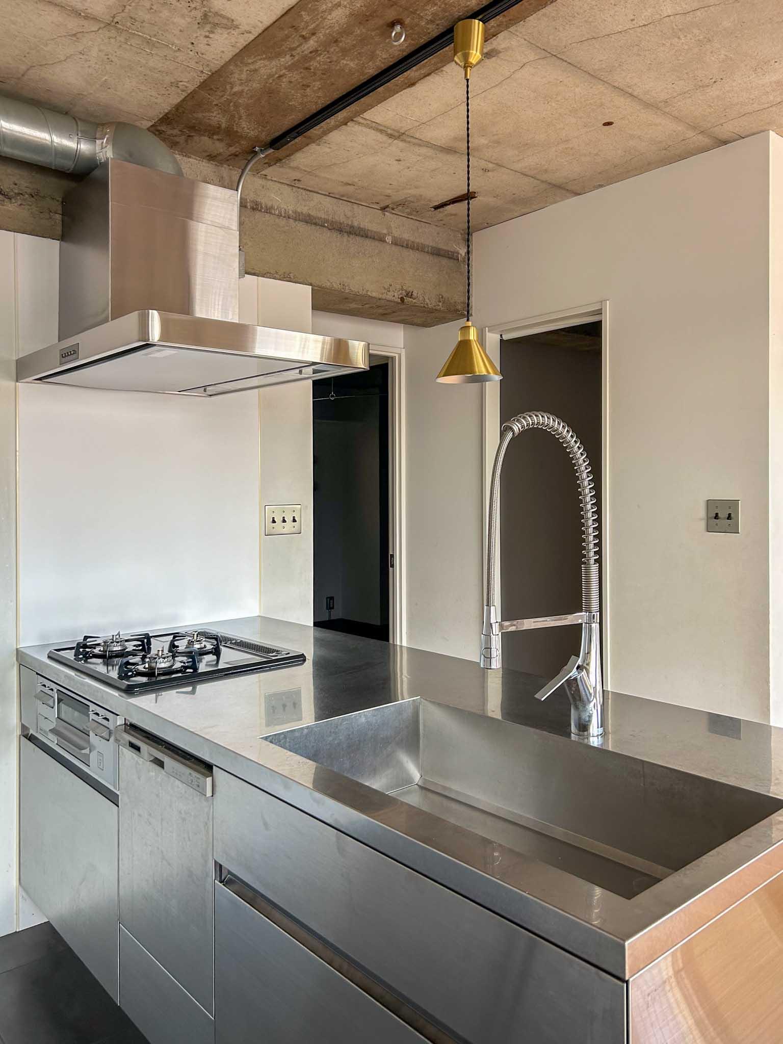 渋谷区幡ヶ谷の賃貸物件/こだわりを感じるステンレスキッチン。水栓のデザインが特徴的