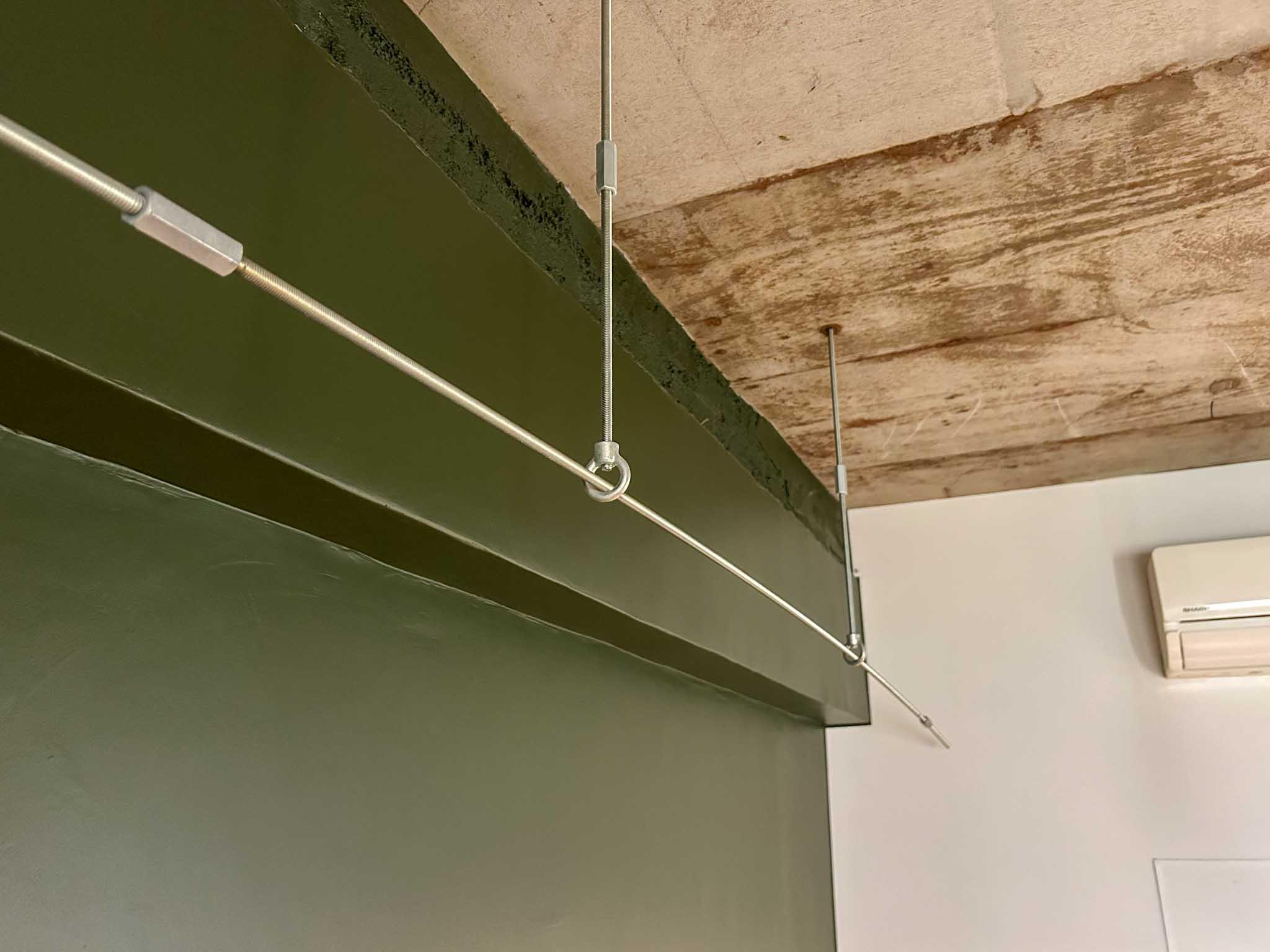 渋谷区幡ヶ谷の賃貸物件/スチールのロッドが吊るされているだけのオープンクローゼット