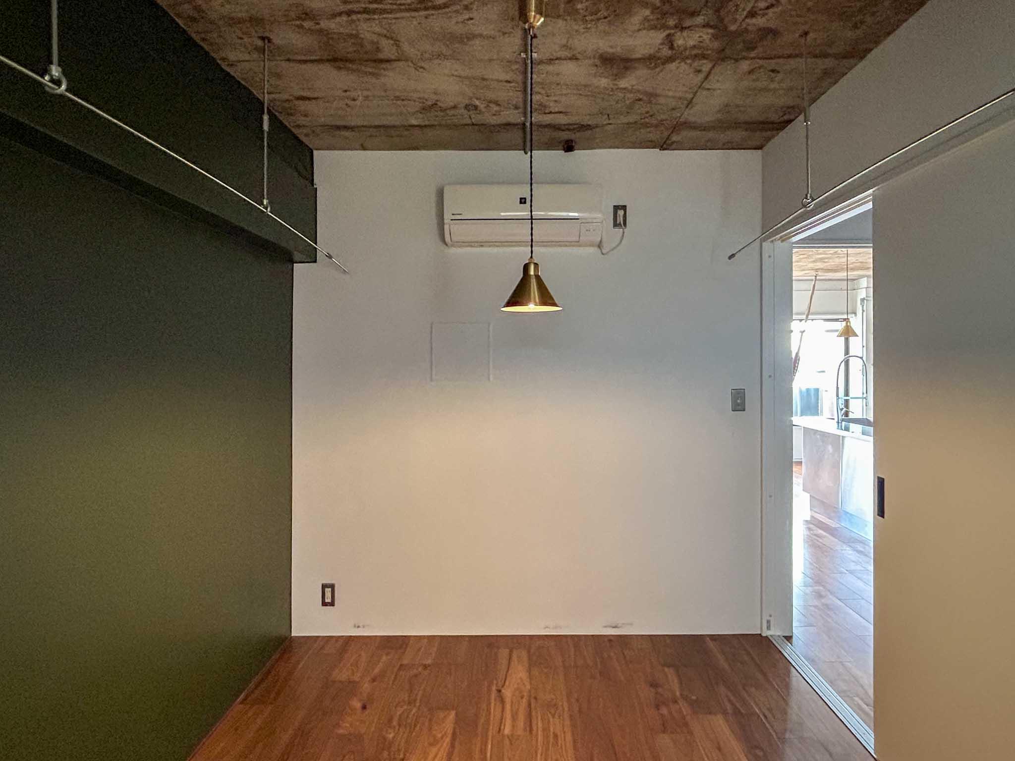 渋谷区幡ヶ谷の賃貸物件/洋室。両側に吊るされたロッドをクローゼット代わりに