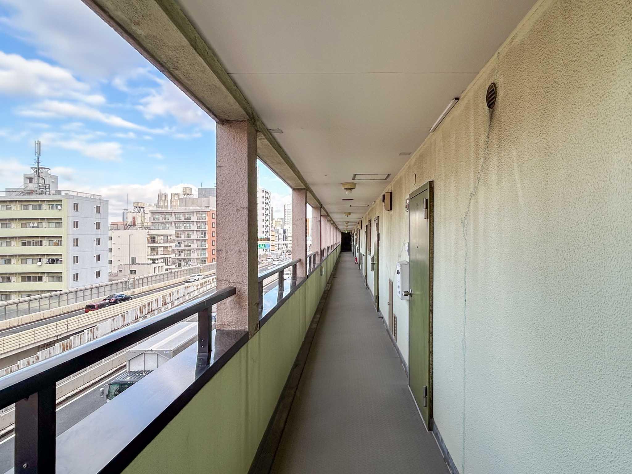 渋谷区幡ヶ谷の賃貸物件/共用廊下。すぐ近くを首都高が通っています