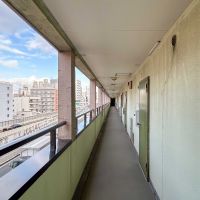渋谷区幡ヶ谷の賃貸物件/共用廊下。すぐ近くを首都高が通っています
