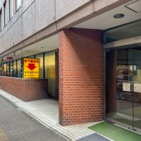 渋谷区幡ヶ谷の賃貸物件/エントランス。隣に出入口がある「ゴールデン地下街」は、なかなかシブいムードがただよっています