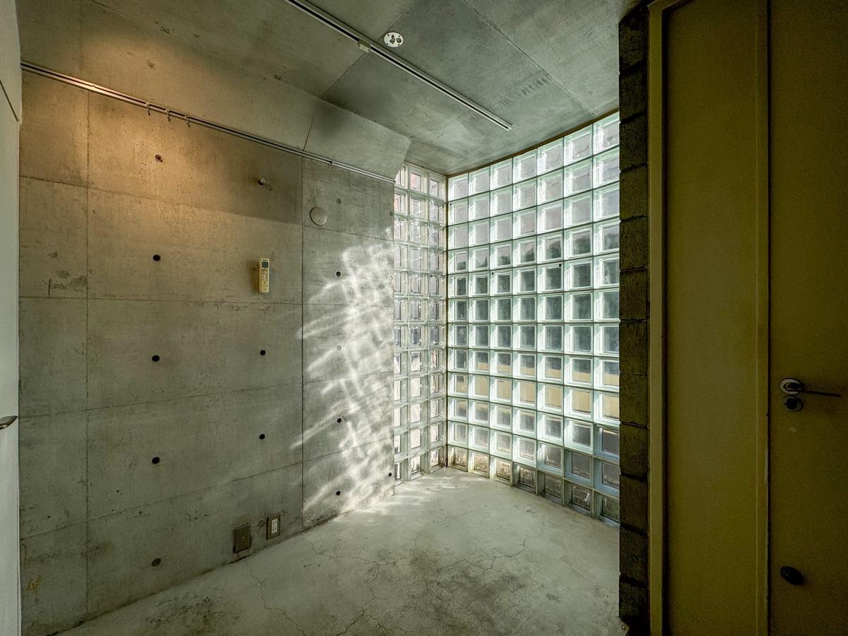 港区赤坂の売買物件/玄関を入ってすぐのスペース。ガラスブロックから淡い光を取り込む