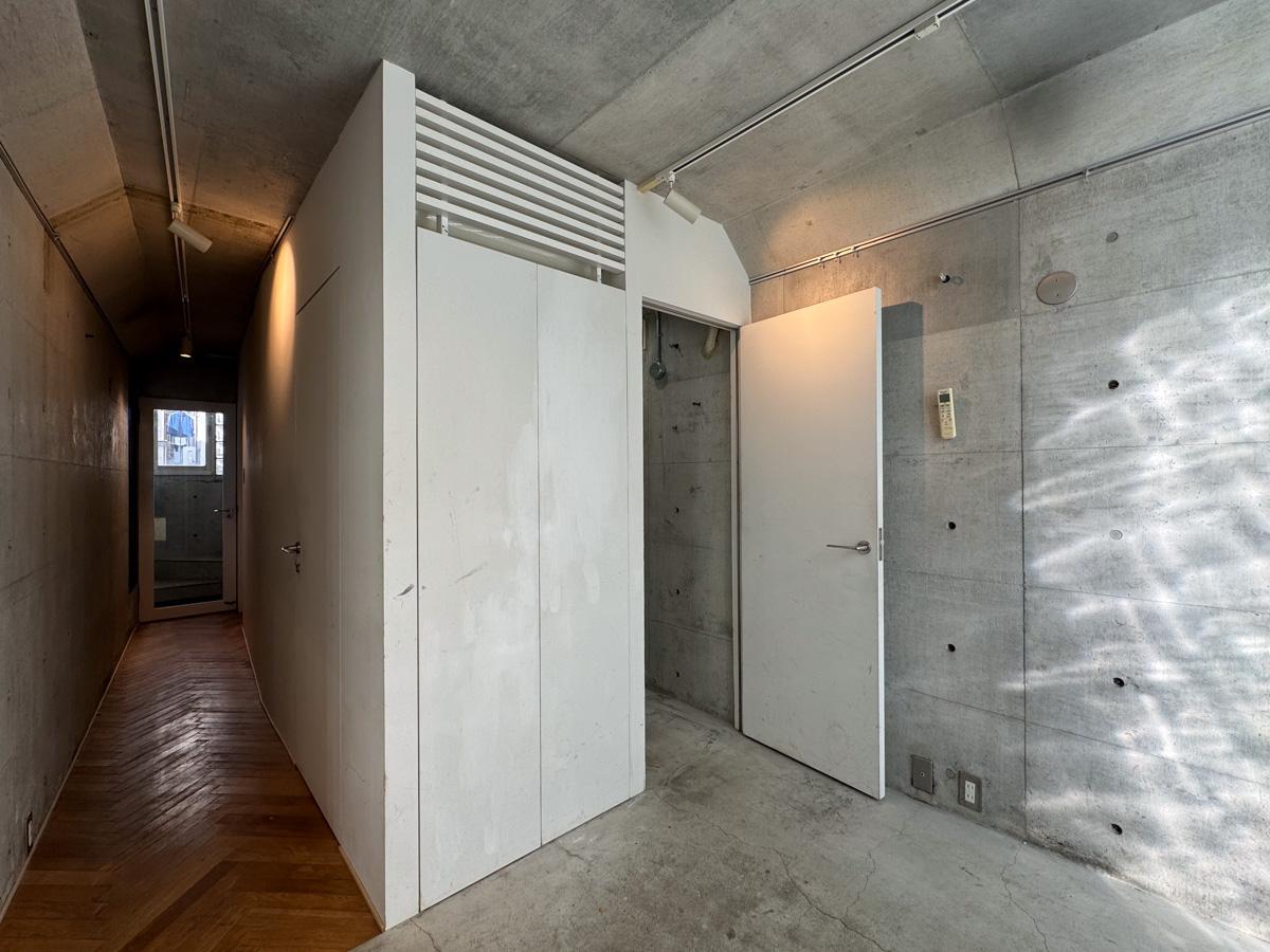 港区赤坂の売買物件/玄関は地上と同じ高さですが2階扱い。今は水回りのための箱が作られていますが、解体可能。小さなギャラリーやバーに良さそうな空間