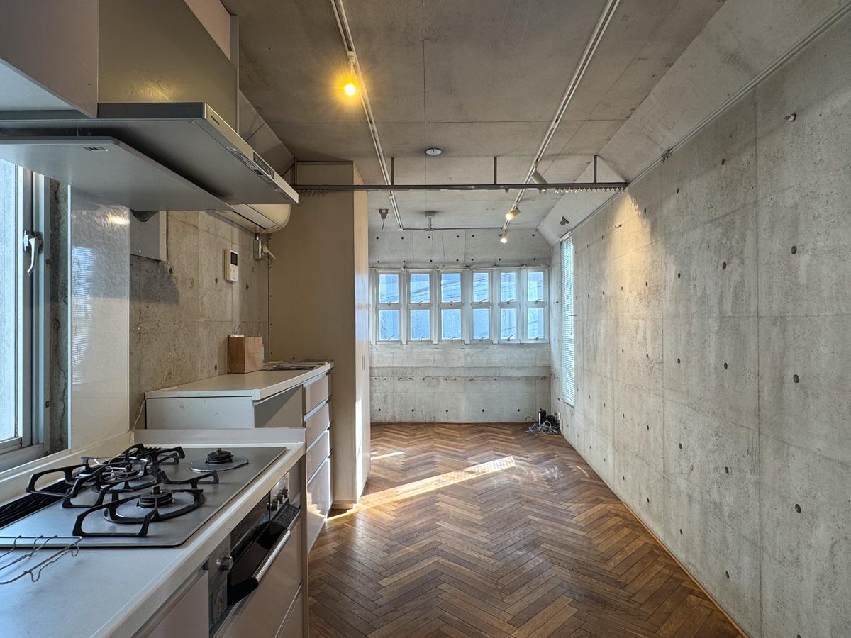 港区赤坂の売買物件/3階。オリジナルかはわかりませんが、無垢材のフローリングがヘリンボーン状に張られています