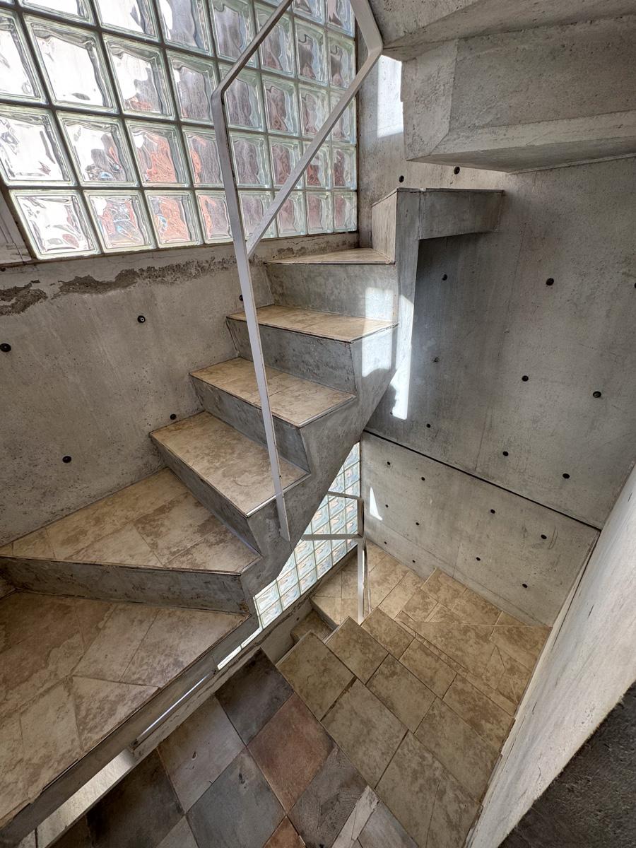 港区赤坂の売買物件/ガラスブロックから光を取り込む階段室