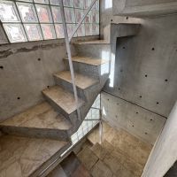 港区赤坂の売買物件/ガラスブロックから光を取り込む階段室