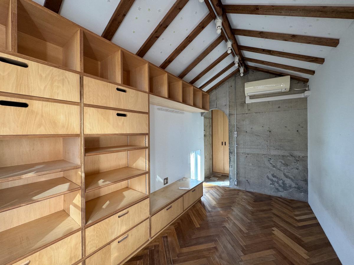 港区赤坂の売買物件/4階。壁一面の収納