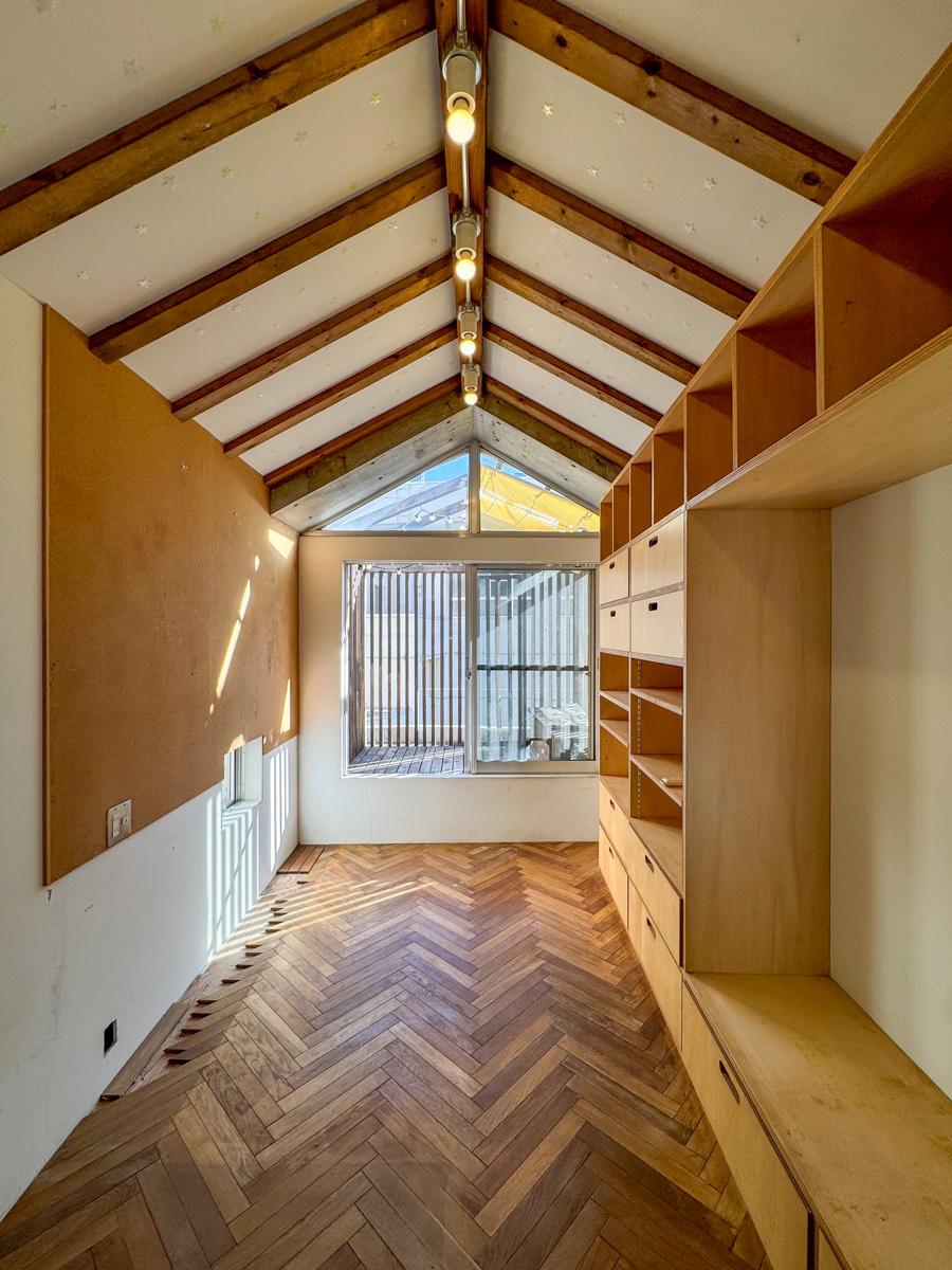 港区赤坂の売買物件/4階。三角屋根で開放感があるスペース