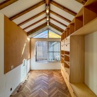 港区赤坂の売買物件/4階。三角屋根で開放感があるスペース