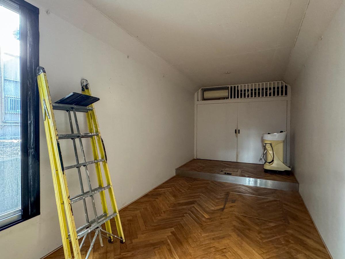 港区赤坂の売買物件/玄関から下った1階