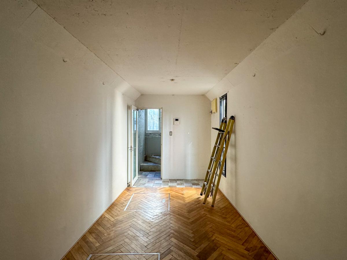 港区赤坂の売買物件/道路より低い位置ですが、光が入る設計