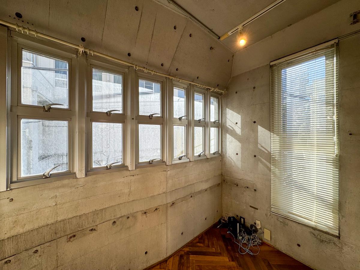 港区赤坂の売買物件/2階の窓サッシはあまり見かけないような、建築家ならではのデザイン