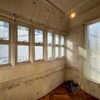 港区赤坂の売買物件/2階の窓サッシはあまり見かけないような、建築家ならではのデザイン