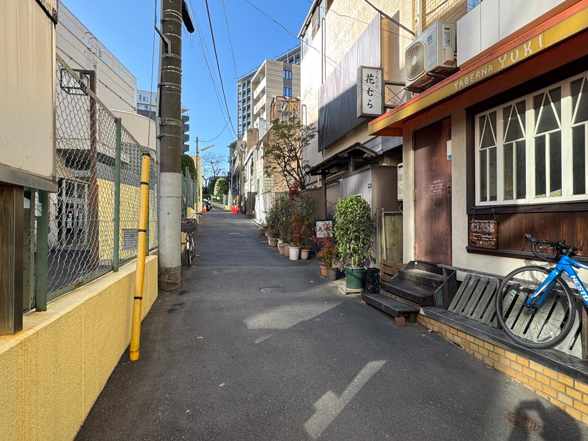 港区赤坂の売買物件/赤坂駅近くにこんな道があったのかと、少し驚くような袋小路に建物は立っています