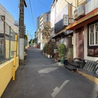 港区赤坂の売買物件/赤坂駅近くにこんな道があったのかと、少し驚くような袋小路に建物は立っています