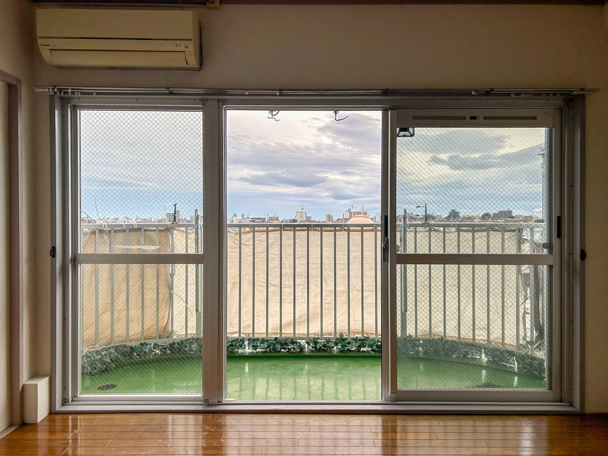 世田谷区下馬の賃貸物件/窓辺から外をみる。手すりのシートを外したら、より抜けた景色が楽しめそう