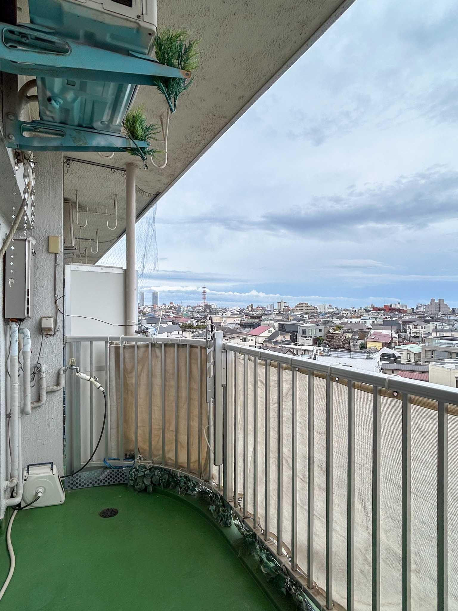 世田谷区下馬の賃貸物件/ベランダ。洗濯機は水栓のある東側に置きます