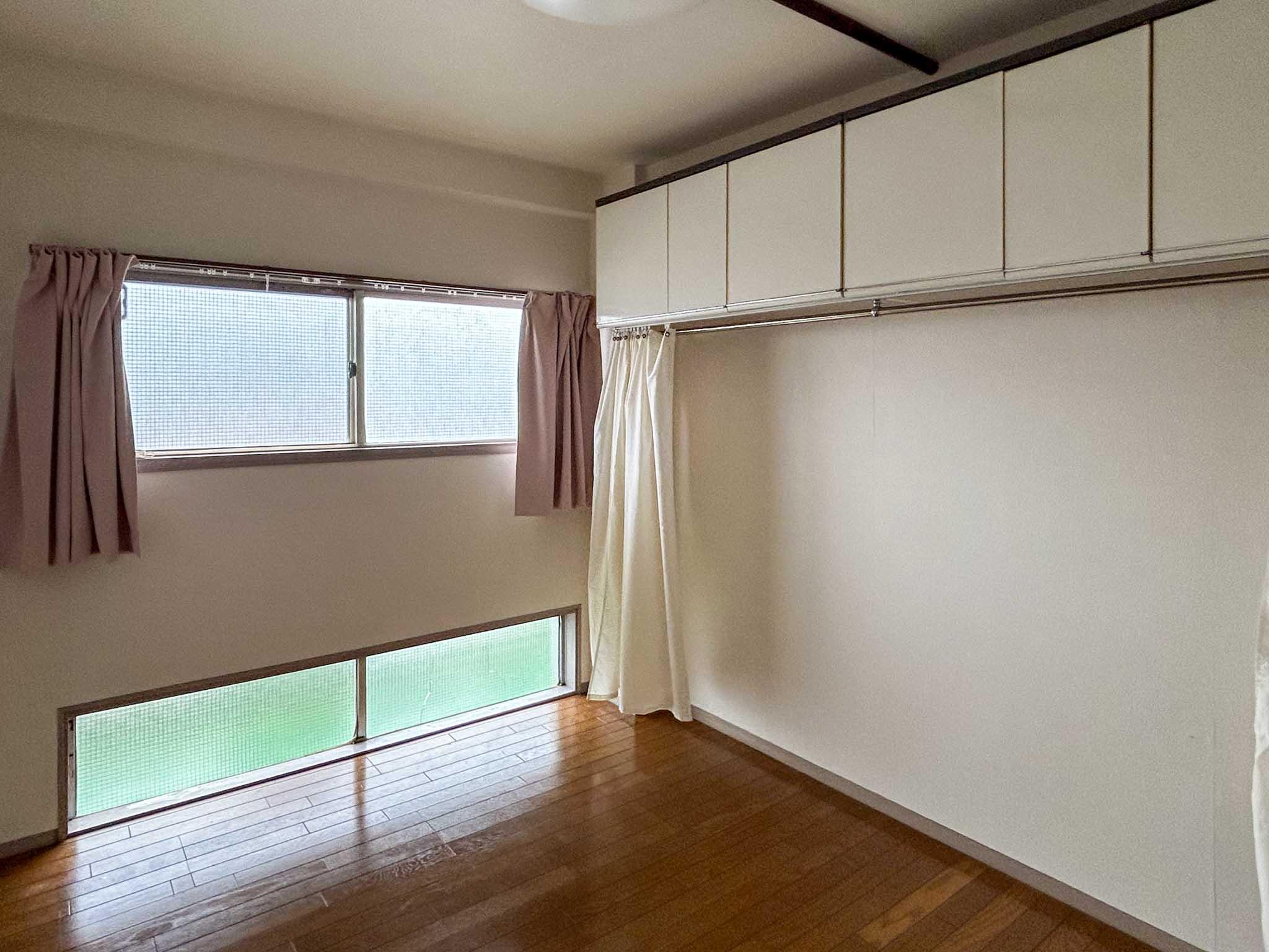 世田谷区下馬の賃貸物件/洋室。壁際にハンガーパイプが設置済み
