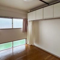 世田谷区下馬の賃貸物件/洋室。壁際にハンガーパイプが設置済み