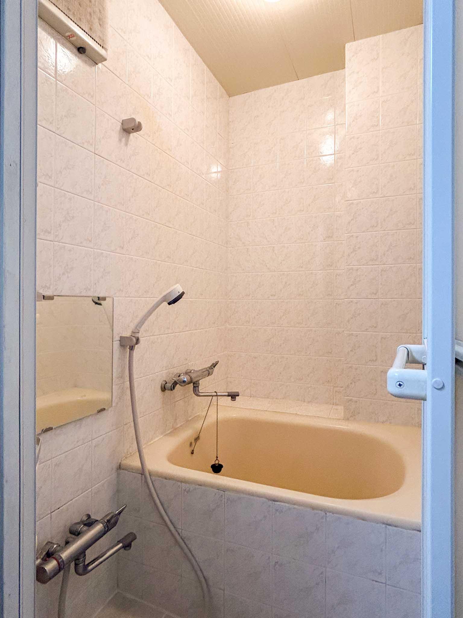 世田谷区下馬の賃貸物件/浴室。浴槽はコンパクト