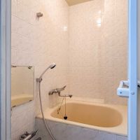 世田谷区下馬の賃貸物件/浴室。浴槽はコンパクト