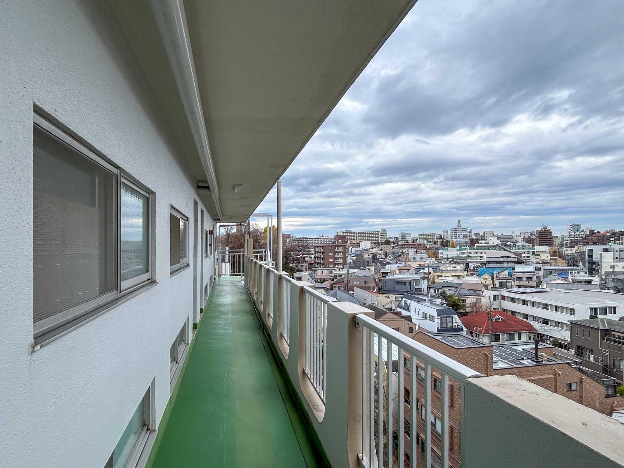 世田谷区下馬の賃貸物件/共用廊下。ここからの景色もグッド