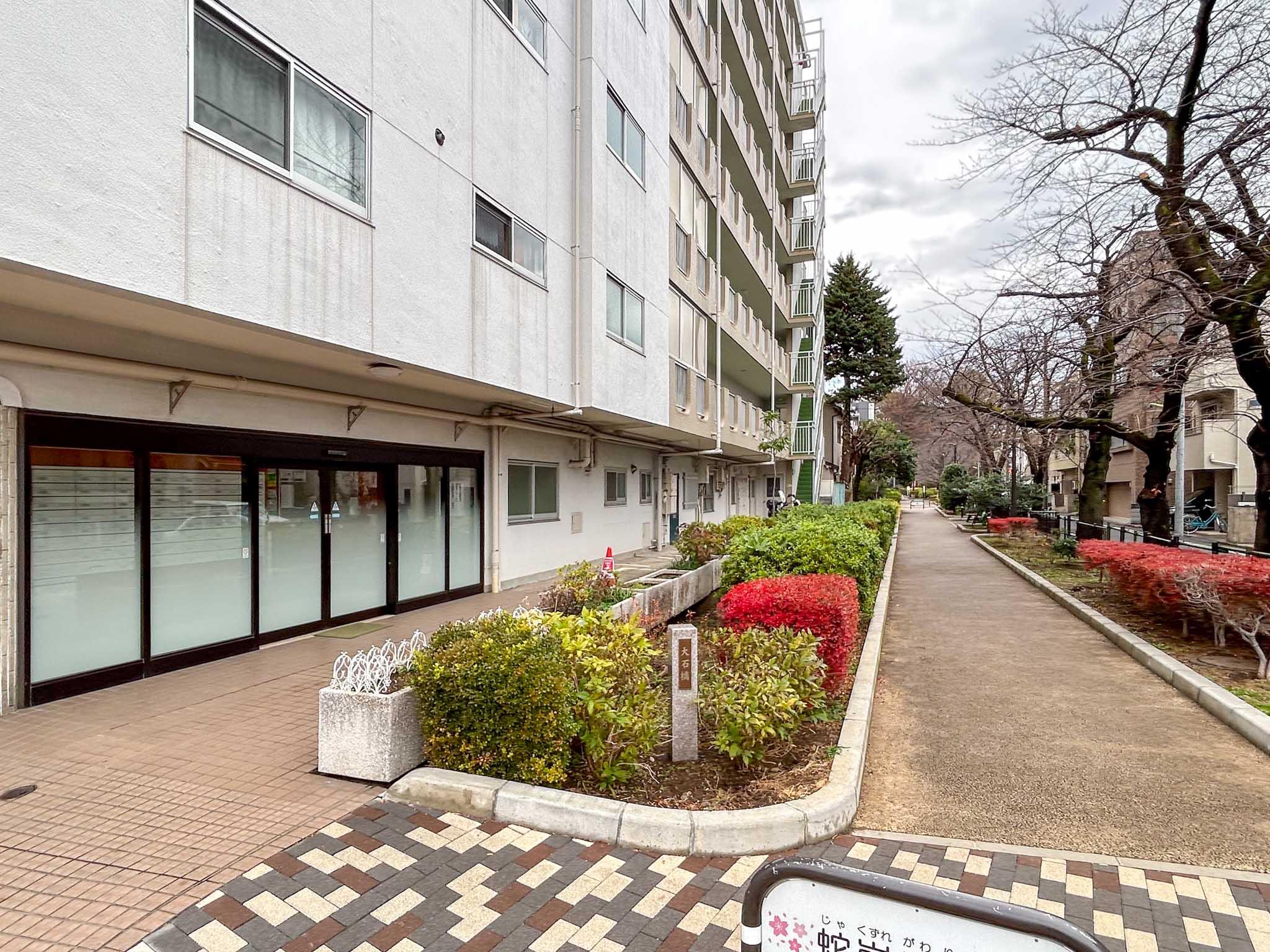 世田谷区下馬の賃貸物件/エントランスの目の前に緑道があります