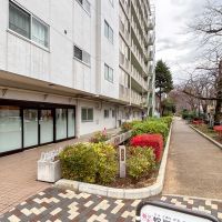 世田谷区下馬の賃貸物件/エントランスの目の前に緑道があります