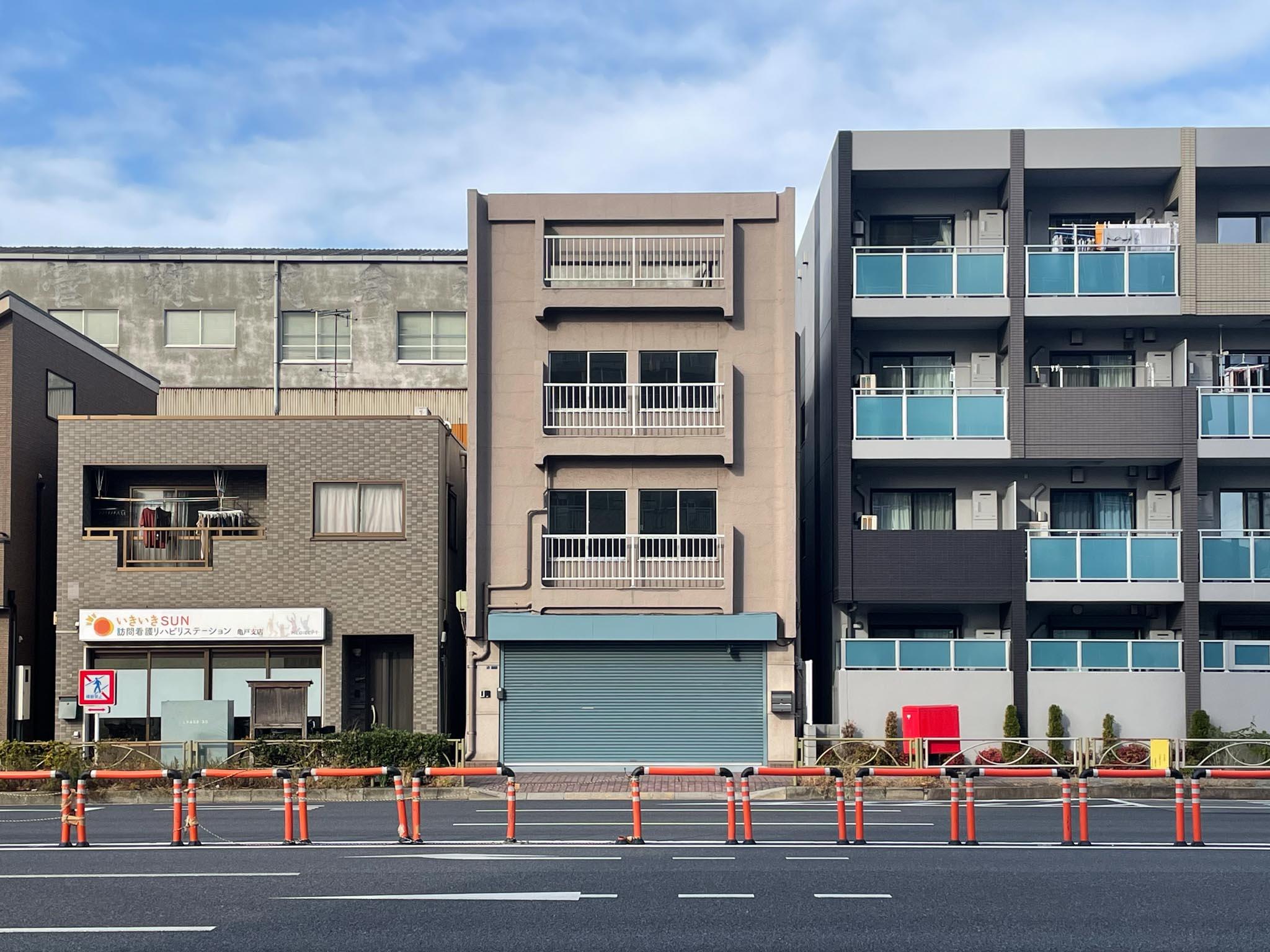 江東区亀戸の賃貸物件/左右対称の面構えがイイ。レトロビルをまるまる一棟借りてみてはいかがでしょうか？