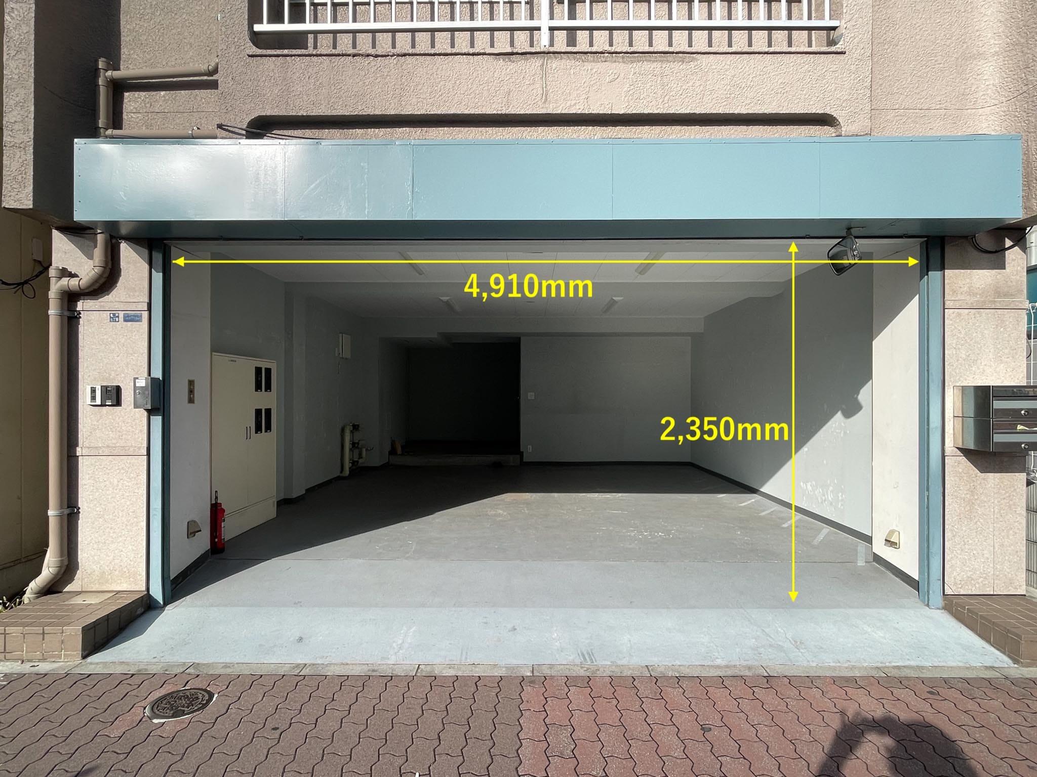 江東区亀戸の賃貸物件/1F：電動シャッターの前面。高さと幅も十分あります